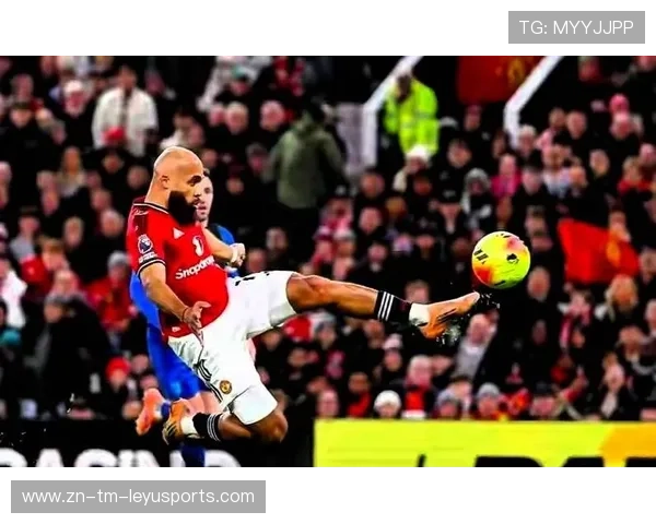 曼联防线站位出现真空